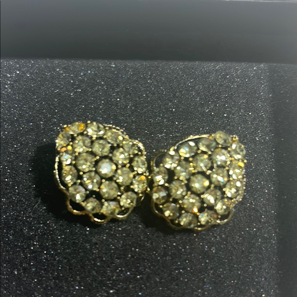 Weiss vintage 1950’s Elegant rhinestones that sparkle Gold tone clip Earrings - Picture 4 of 15